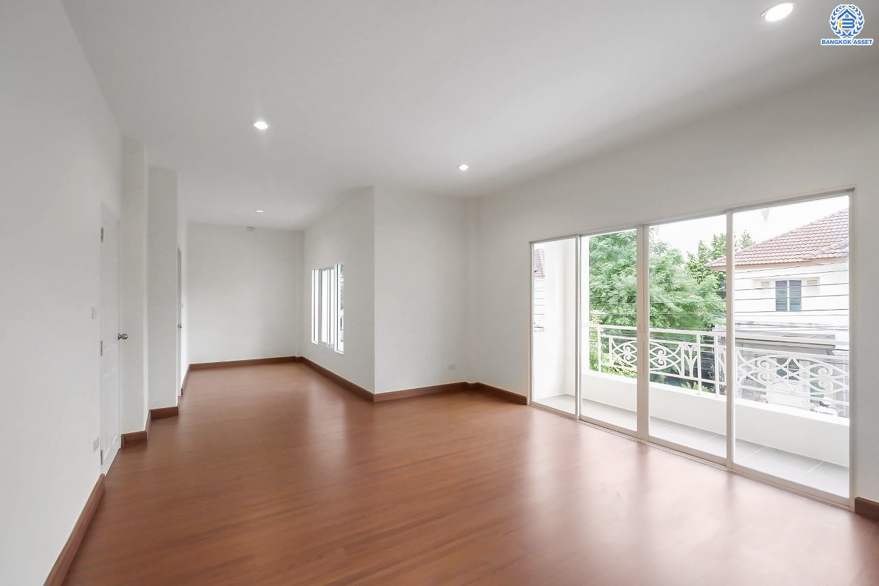 บ้านมือสองตกแต่งใหม่ โครงการ ธารา ราชพฤกษ์-ปิ่นเกล้า บ้านสวย พร้อมอยู่ เนื้อที่ 61.4 ตร.ว. ฟังก์ชัน 3 ห้องนอน 3 ห้องน้ำ จอดรถได้ 2 คัน บนทำเลเชื่อมต่อถนนกาญจนาภิเษก ใกล้รถไฟฟ้าสายสีแดง "สถานีตลิ่งชัน" และจุดขึ้นทางด่วน "ศรีรัช" รายล้อมด้วยสิ่งอำนวยความสะดวกครบครัน